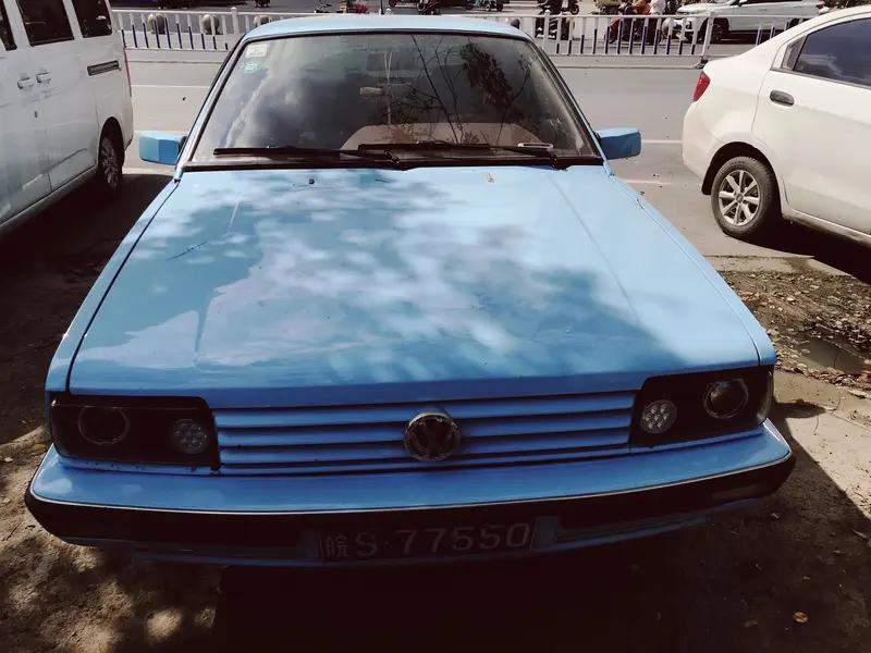 我人生的第一部车是大众捷达。刚工作那会，兜里没几个子儿，捷达价格亲民，皮实耐用，