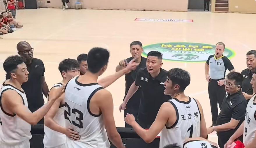 杜锋和徐昕平时关系这么好的师徒，怎么一言不合就怼上了呢，其间到底是发生了什么？