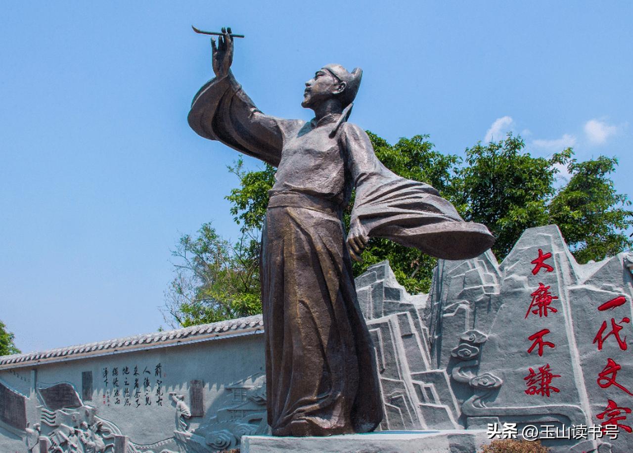 大唐，长安，朱雀大街。有人当街售卖胡琴，索值百金。围观者众，无人问询。有少
