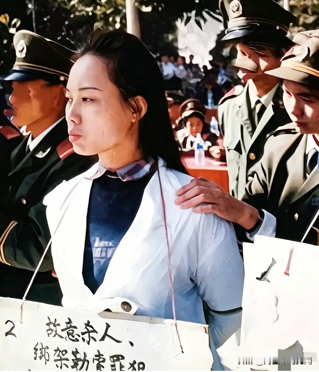 这是故意杀人犯邵苗苗被押赴刑场枪毙的一幕。1995年，广东东莞“6·29”特大绑
