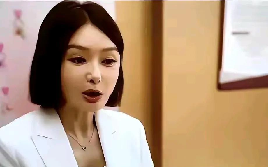 天呐，看看她的五官有什么变化，总觉得有点别扭，都认不出来了，我们的女神咋变成这样