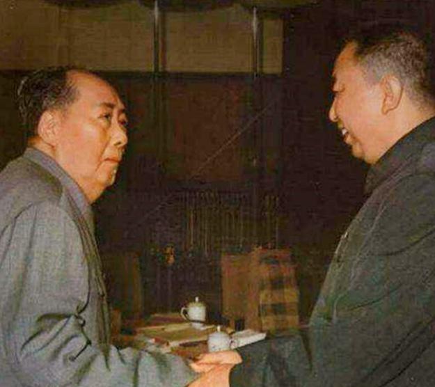 2007年华国锋最后一次瞻仰毛主席，高喊一句话，在场的人无不动容“2007年1
