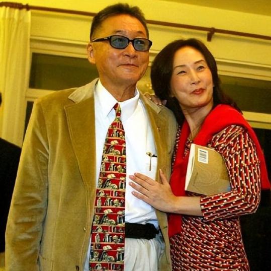 特别揪心的一句话：“这个世界就是个巨大的精神病院：一事无成的男女，睡了一觉之后，
