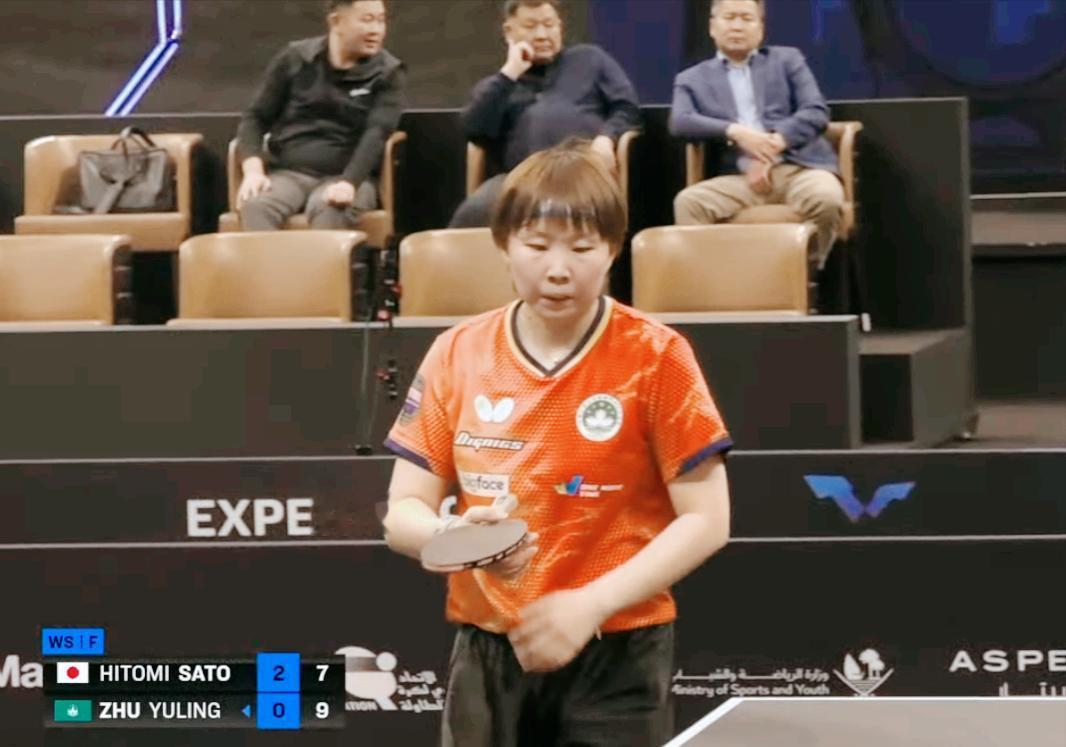 突发！朱雨玲偷了个短，佐藤瞳差点撞到球台上，球板重重撞了上去。这个佐藤瞳