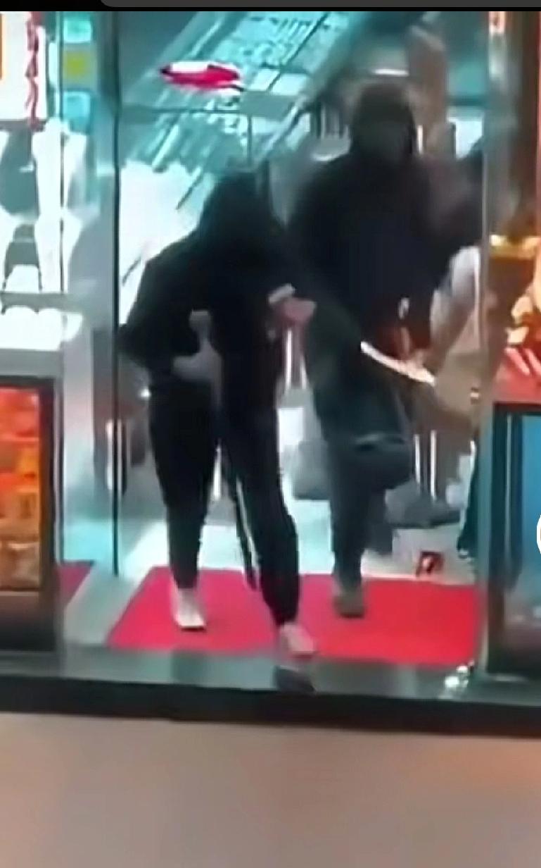 香港红磡73公斤金条失窃，不足48小时全部追回，网友辣评最蠢小贼，这是给店主提业