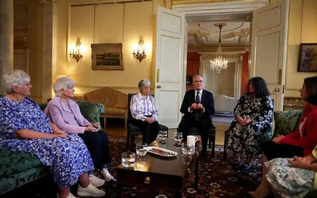 英国首相斯塔默正式道歉，承认1949年至1976年间，英国当局长期系统性