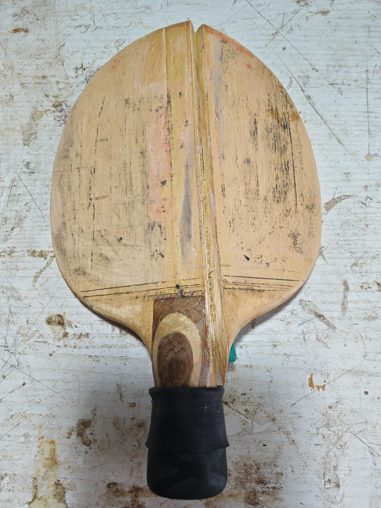 昨天，一球友送来一块日本单桧球拍，说是球拍曾经断裂过，让别人粘了后，觉得空洞无力