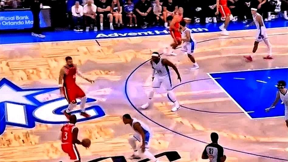 快船老将保罗是来搞笑的吧！在今日快船对阵魔术的比赛中，保罗运球出现失误。保罗