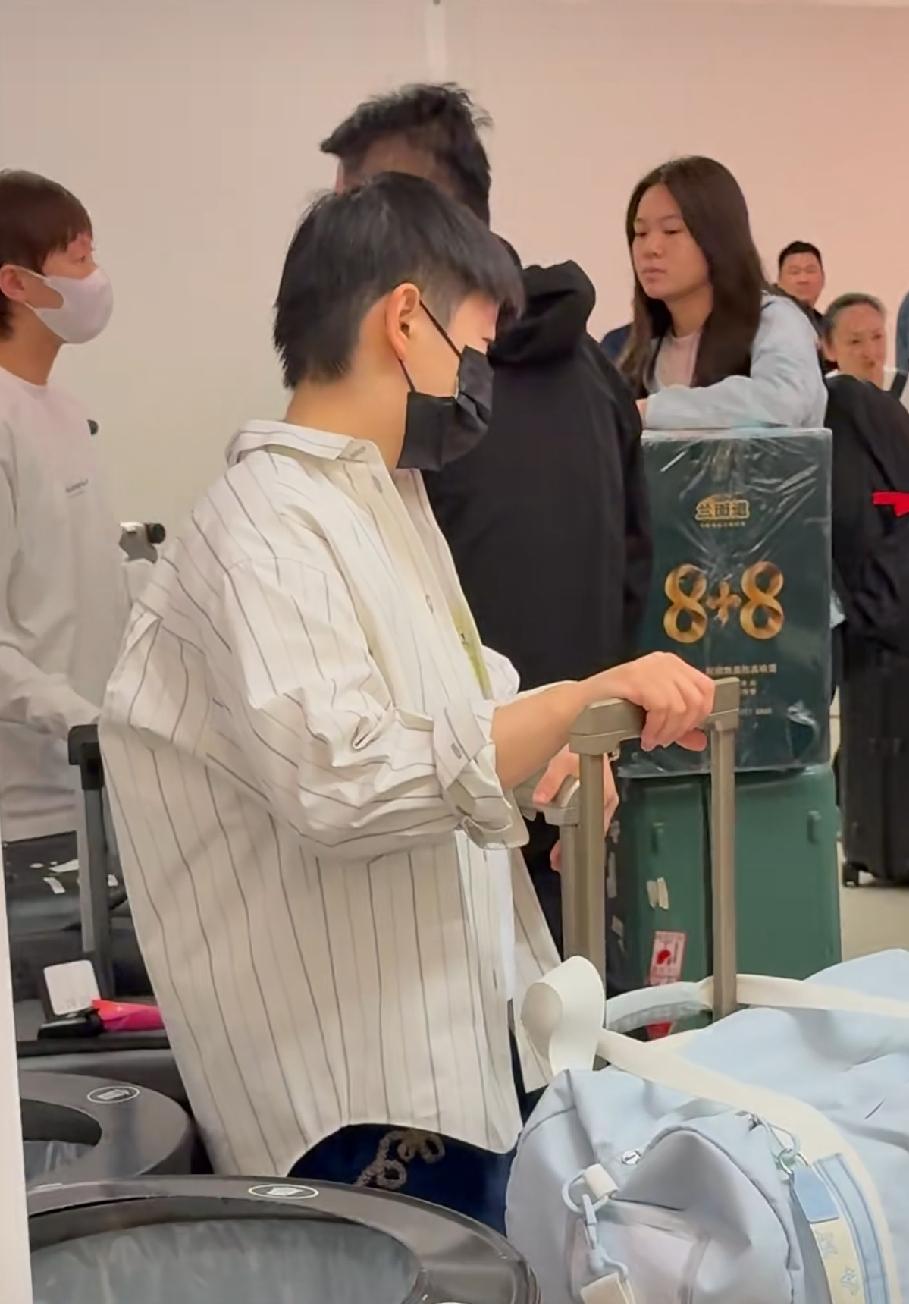 国乒顺利到达洛杉矶，莎莎点头暖心回应球迷。Coco远远警惕地守护着莎莎，真