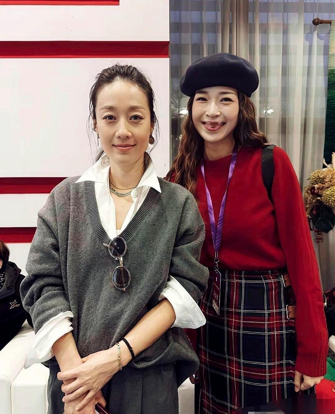 我就知道马伊琍这身，一定会上热搜。真的，就一件白衬衫，一件灰毛衣。在一堆“战斗