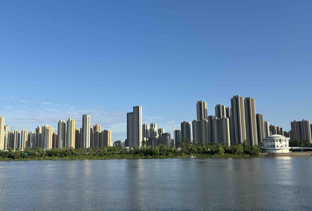 昨晚，一中学同学从外地来汉，住在光谷腹地理想城，遂从汉口驱车近一小时前往相见。
