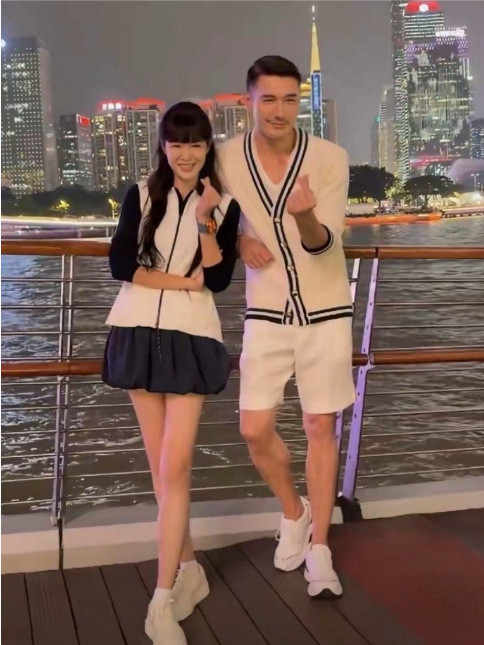 没想到李艾个这么高，没比胡兵矮多少