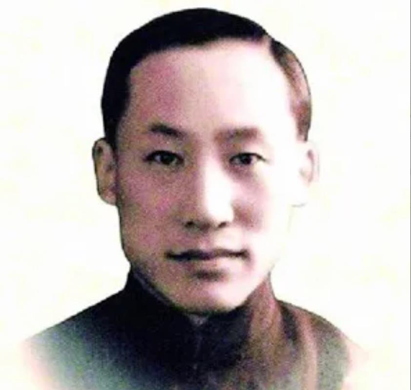 1972年，钱三强走在街上，一个衣衫褴褛的乞丐突然拦住他。钱三强抬头一看，不禁惊