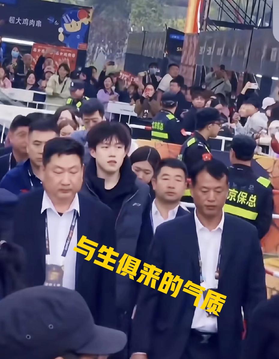 楚钦真的是追逐光，成为光的典范，还是幼头的时候，跟龙队一起出席活动，龙队签名签到