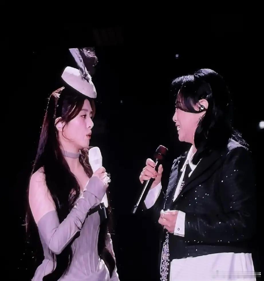 黄绮珊复胖了，太吓人了，她助阵张含韵的上海演唱会，身材肥胖臃肿，脸大了一个号，毫