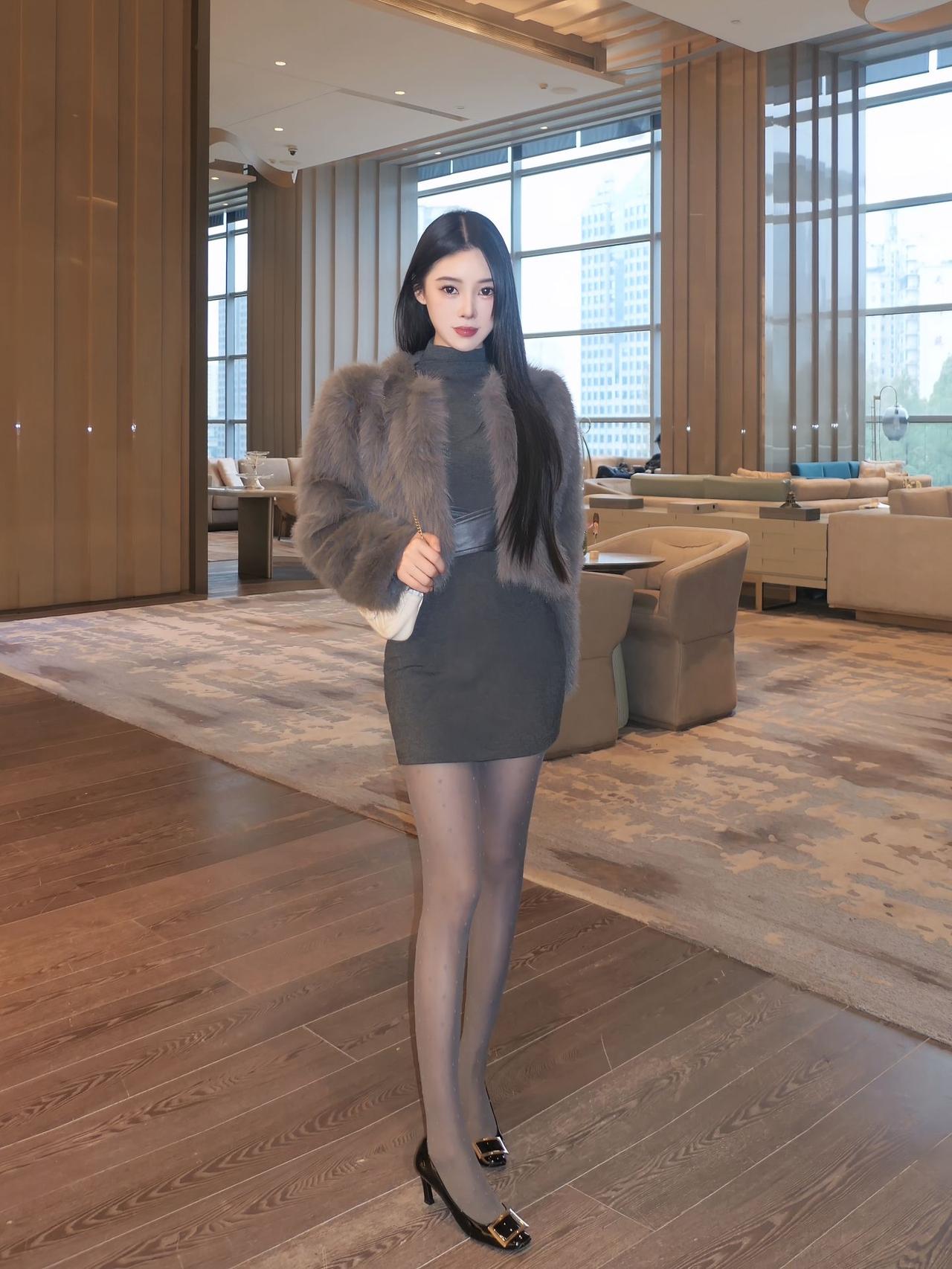 秋冬高级感穿搭范本：灰调“显贵”公式，轻松拿捏松弛氛围秋冬想穿得高级又不费力