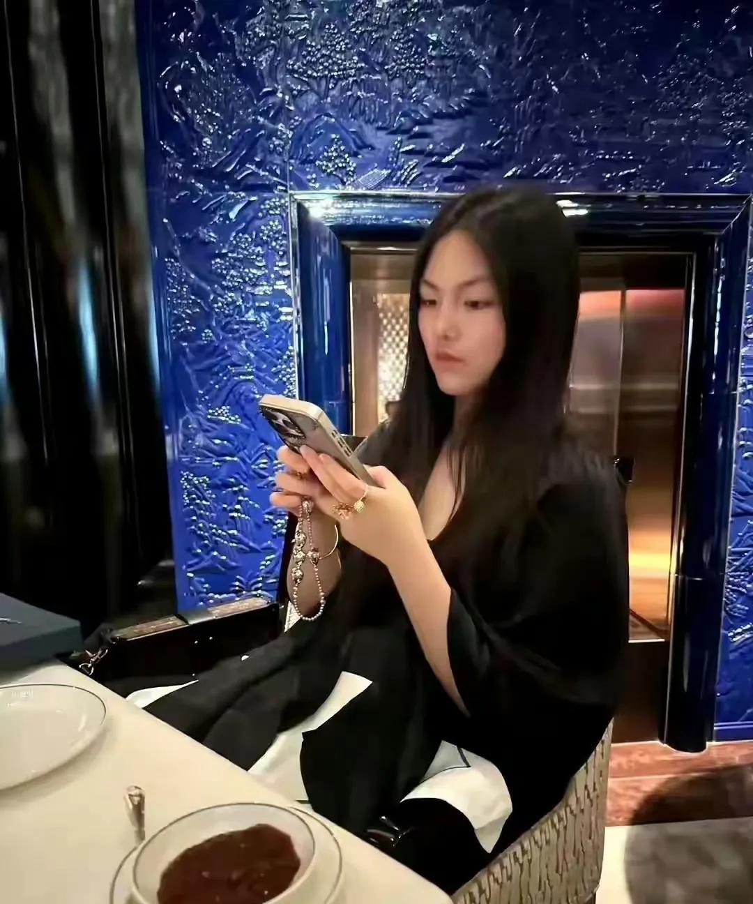 李湘在端午节与女儿共享高端粽子，这种美食体验对普通人来说可能是一生难求的。她在社