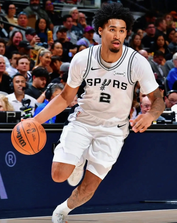 哈珀每场球都能展示出一些新技能今天有一个体前半转身很漂亮，有点当年麦迪科比的影