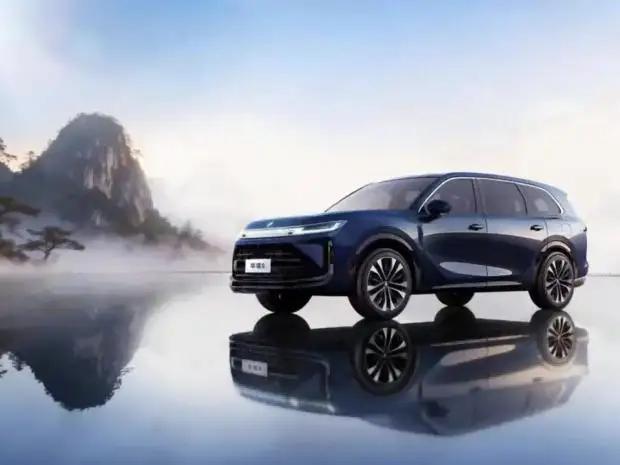 加油站全国少了快一万座，燃油车连最后的“长途底气”都在被抽走。前几天老张找我