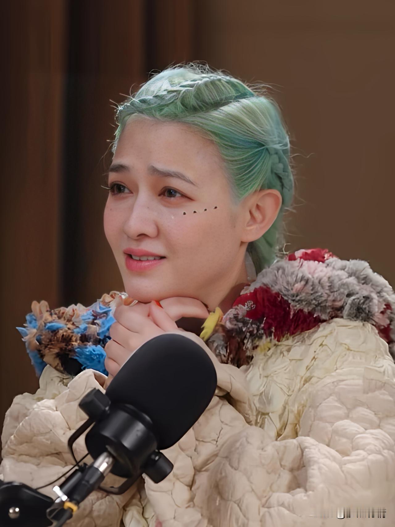 大S才离开一年，49岁范晓萱的面相已经大变！最近，范晓萱和鲁豫对谈，网友都被她的