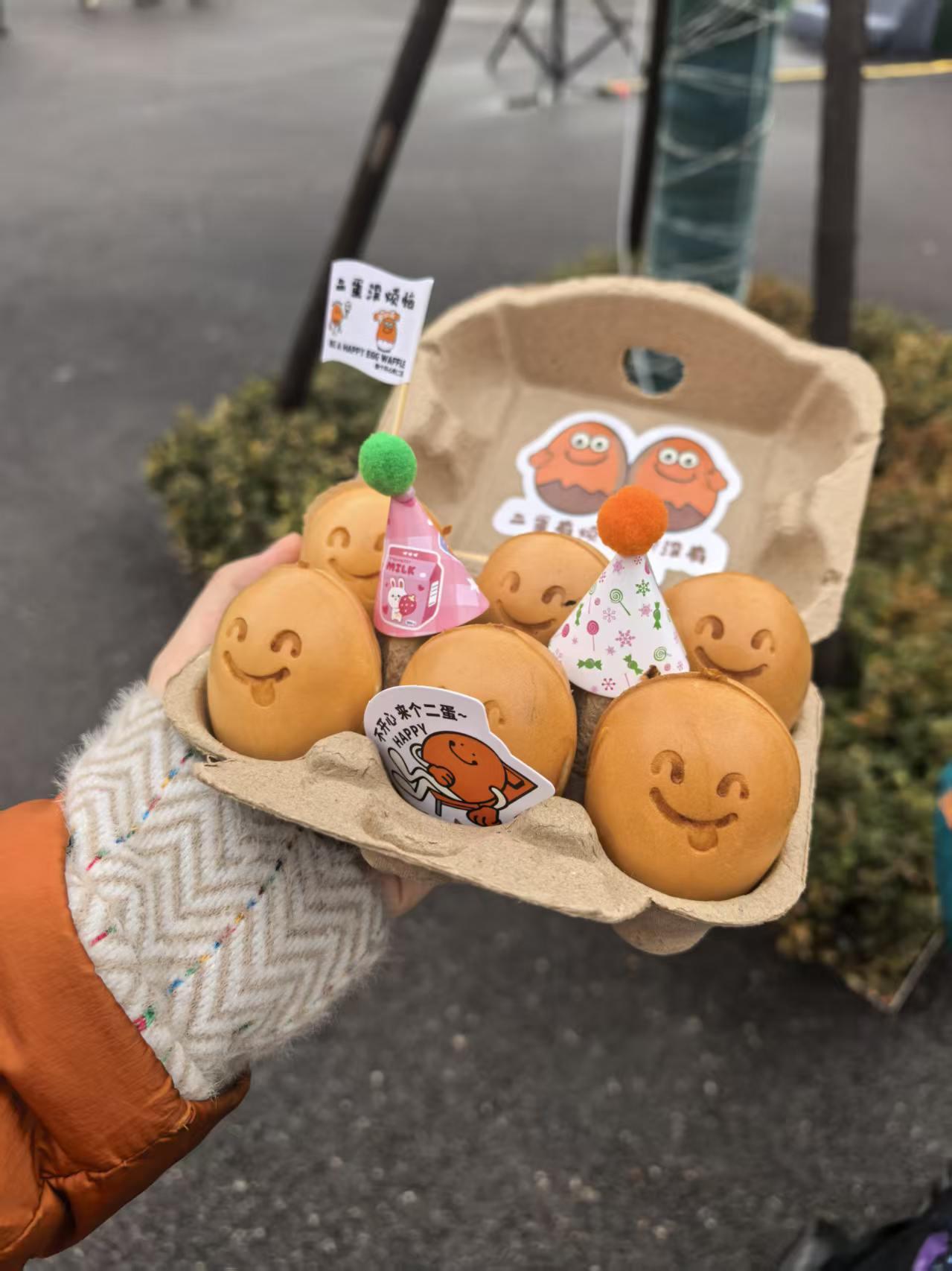 今天虽然下了雨，青岛糖球会的人仍然很多，我们也陪着孩子们看热闹。今天给