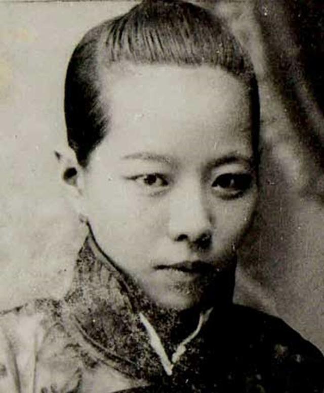 1904年，22岁的蔡锷迎娶29岁的刘长姑，怎料花轿临门，新娘誓死不嫁。蔡锷下不