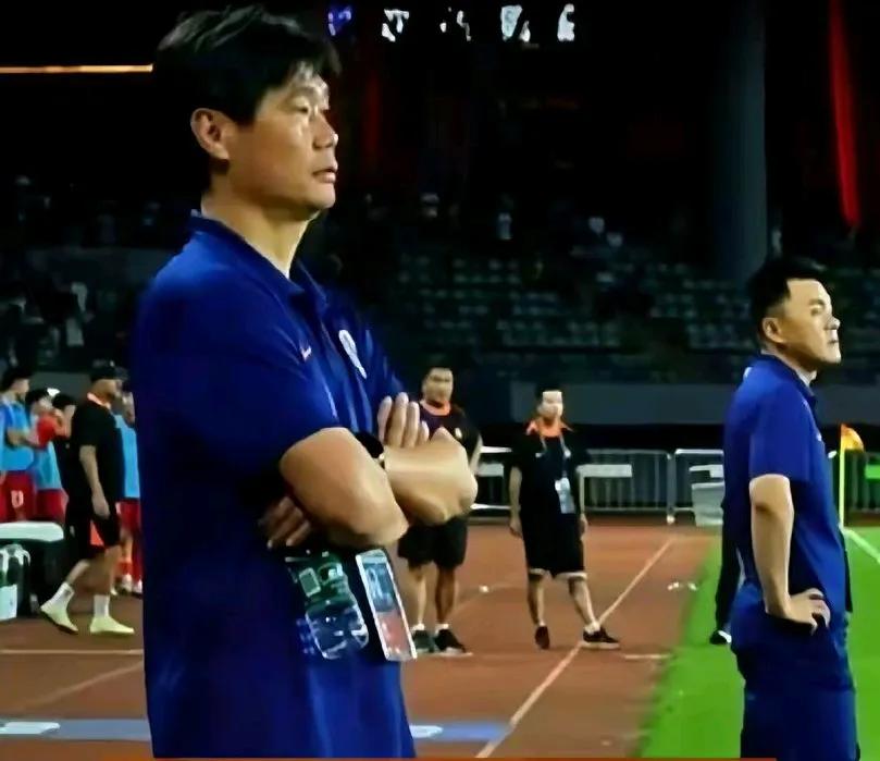 李霄鹏是英雄，凭一己之力，成功的将梅州客家拉上岸，自己却深陷泥潭。但是这样的英
