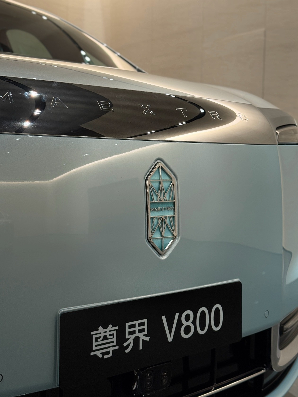 尊界V800，云水天青实拍，但是选装真的挺贵，15万，当然不是一个车漆，还有珐琅
