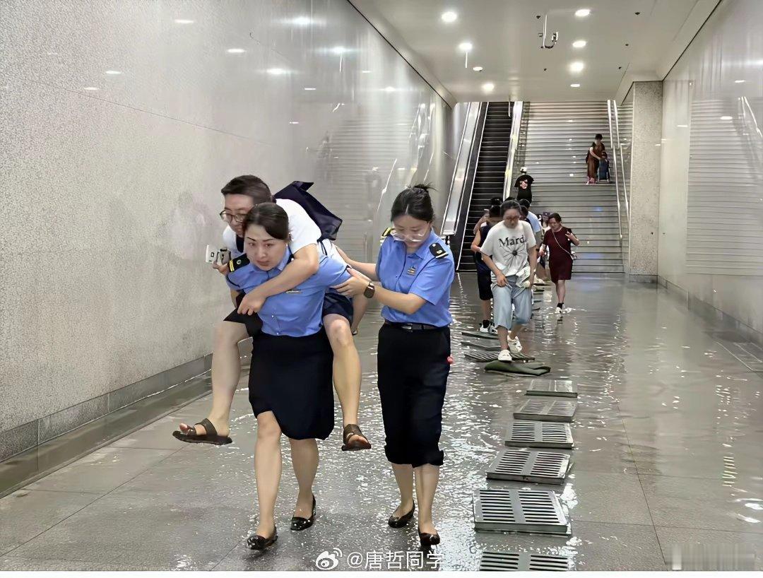 工作人员背男乘客事件不是摆拍，成都东站旅客脚崴了，铁路工作人员[点赞]//赞