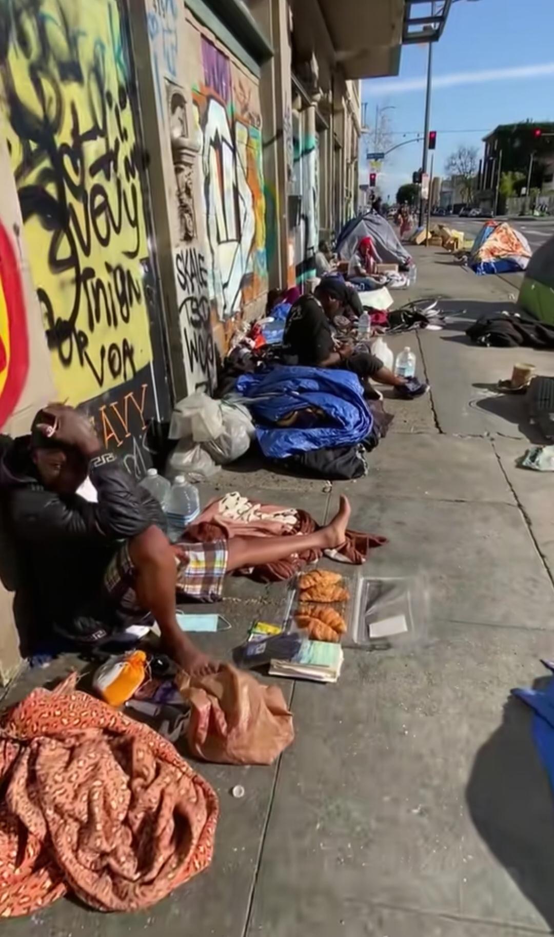 在美国当流浪汉月收入多少？在美国，流浪汉虽然有保底，但是物价太高，保底的钱只能保