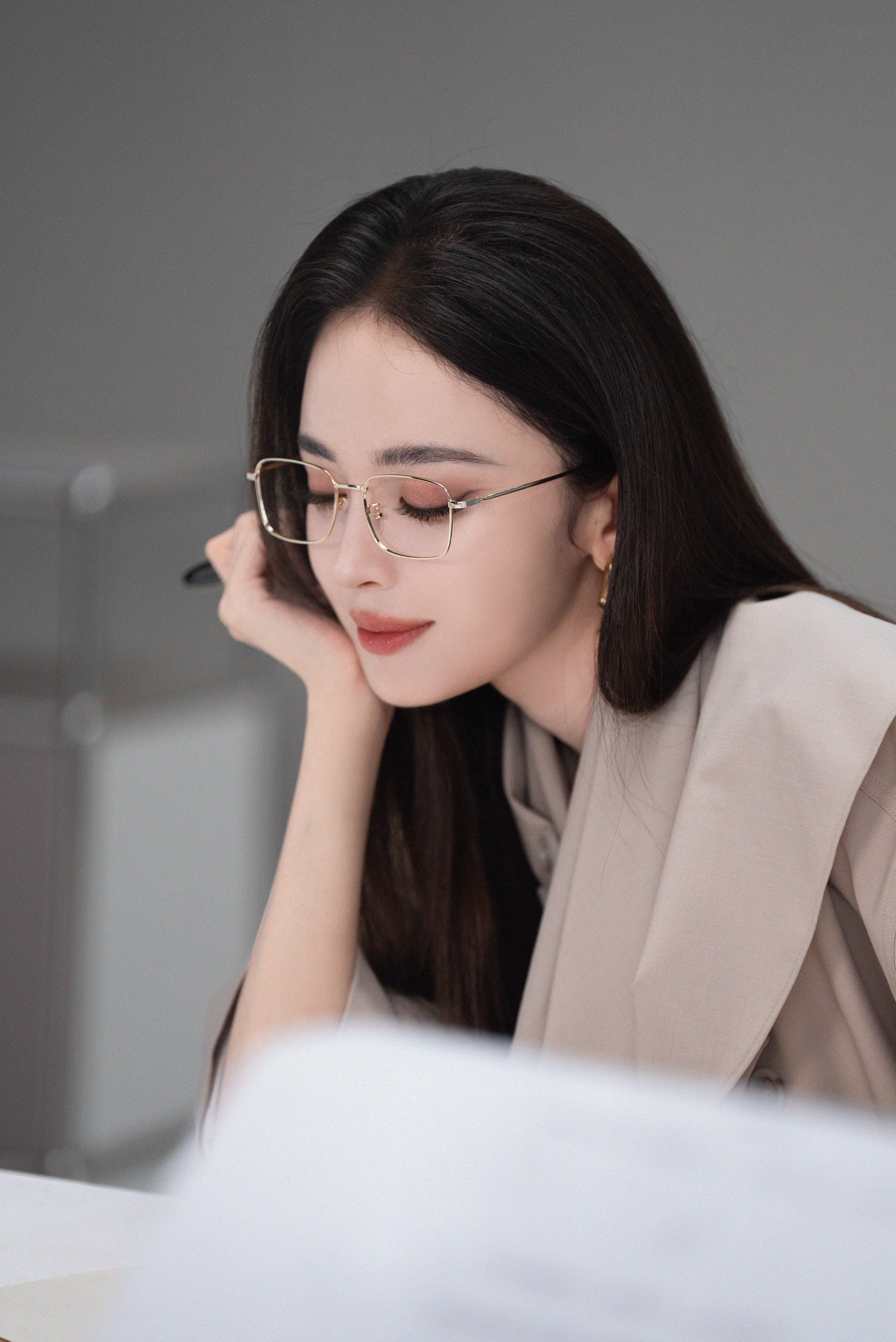 娜扎抬眸威压戴眼镜的娜扎==妈妈