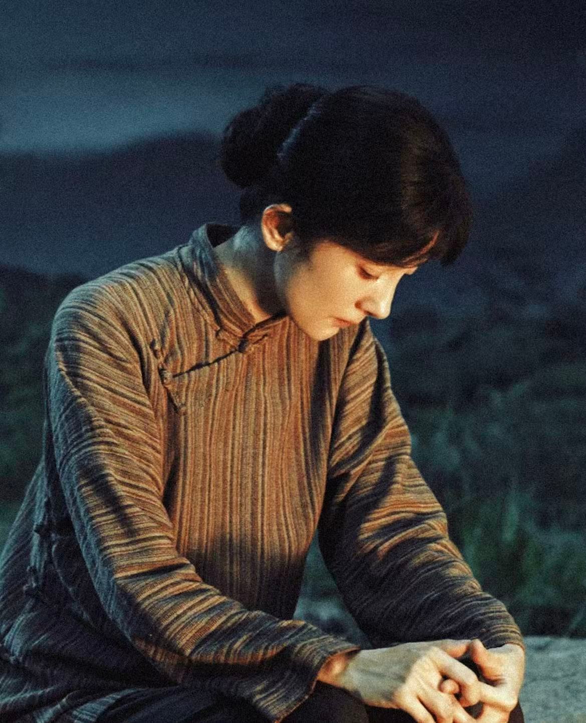 生万物开头的老太是杨幂演的热播剧《生万物》中，杨幂以突破性造型亮相，饰演老年阶
