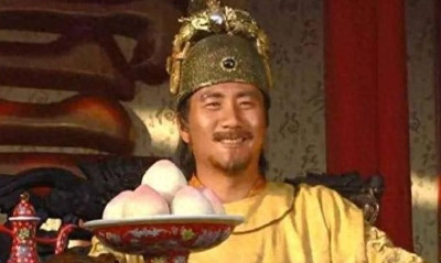 朱元璋有一位叫做郭德成的小舅子，酷爱饮酒，平时看上去傻乎乎的的，但实际上心如明镜