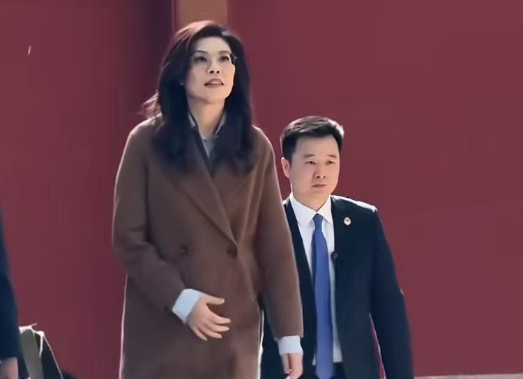 今天上午郑丽文一行人来到了北京香山碧云寺，这座位于海地区的千年古刹，是全国重点文