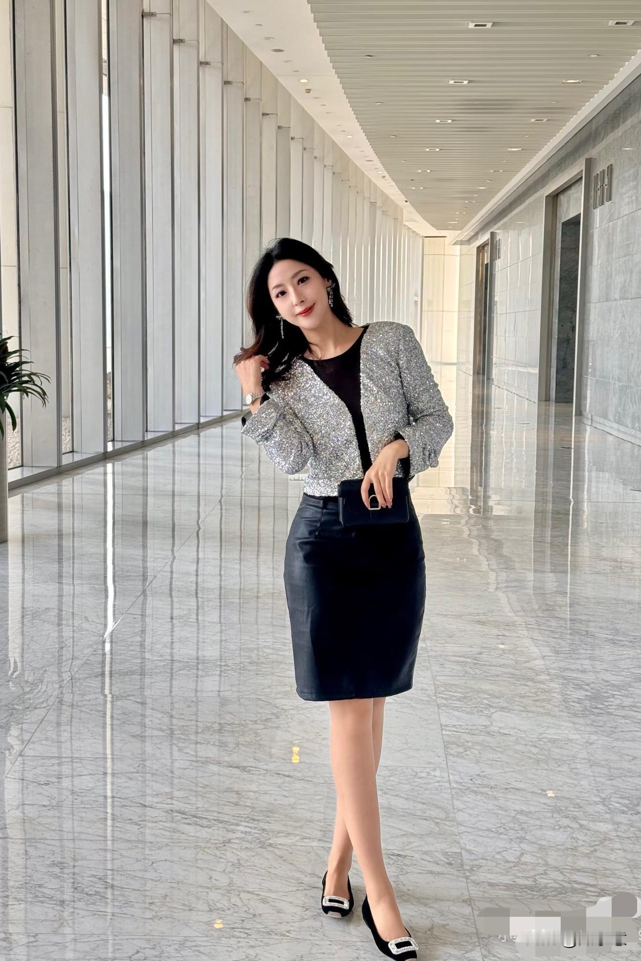 今天晚上公司年会啦特地穿的闪闪blingbling的有点disco的感觉哈