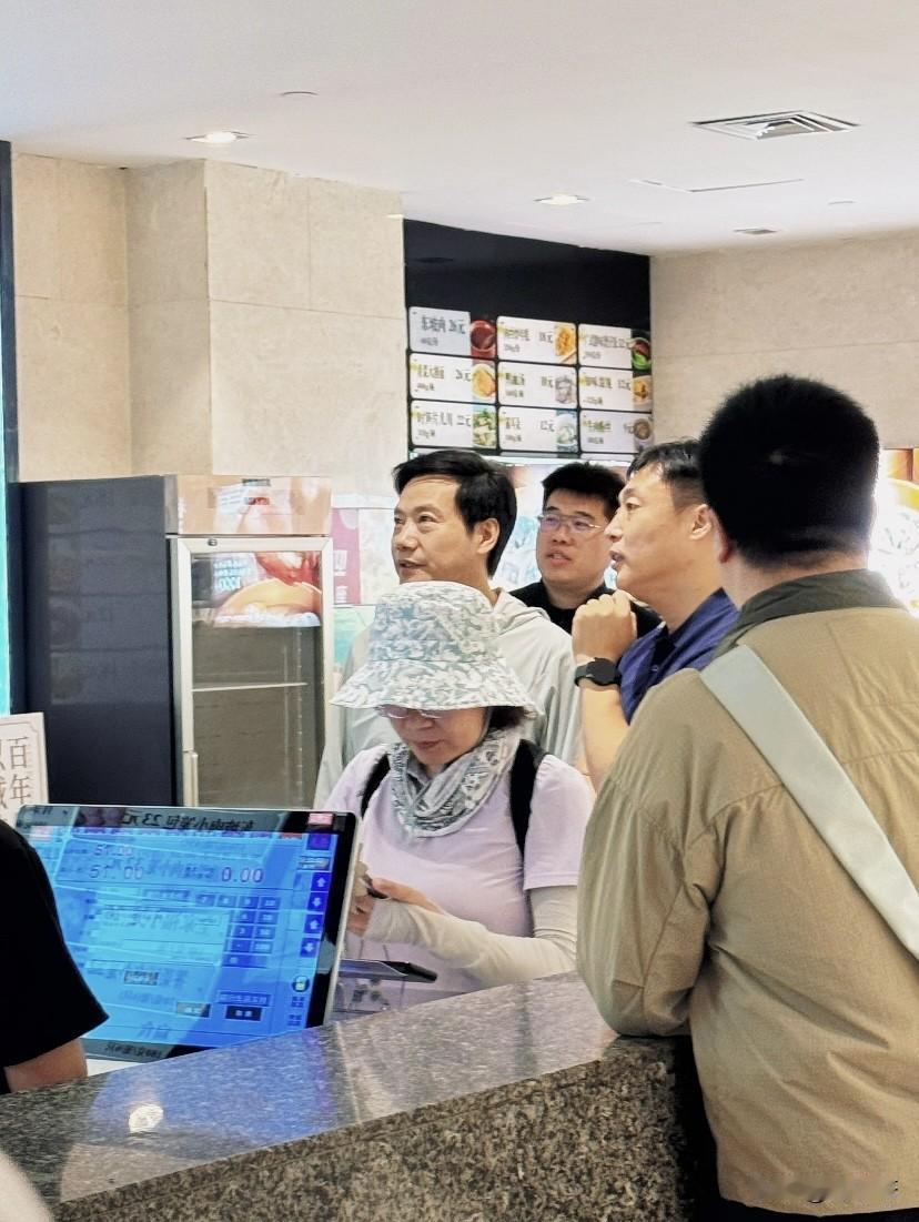 雷军吃饭又成了热门，石家庄也有一个品牌叫“谷连天”主打粥品，但菜品远没有雷军这