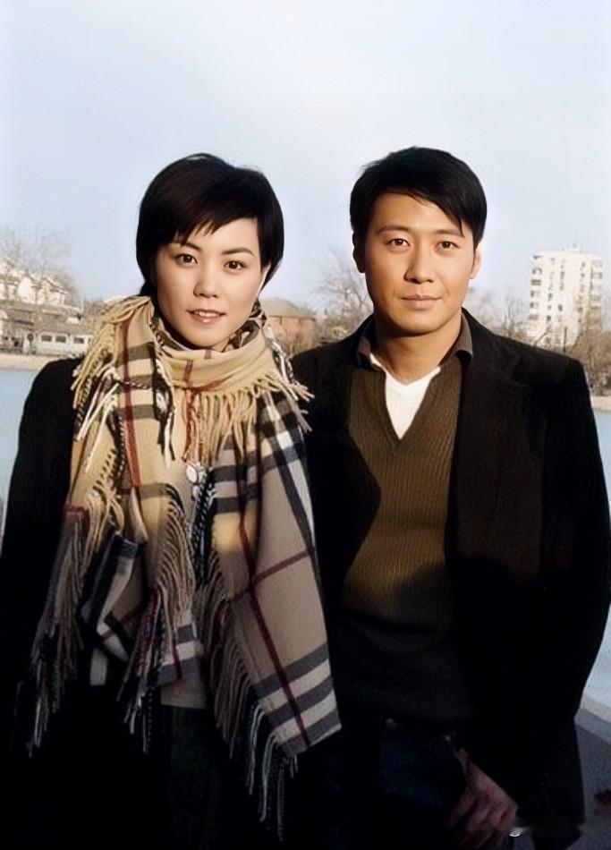 这是二十多年前，王菲与黎明在北京后海的合影。青春无价，年轻时候的王菲美丽动人，黎