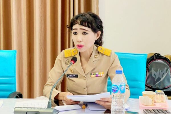 【#泰国女公务员精致妆容爆红后遭批#，本人回应批评：不喜欢就别看】原本是泰国