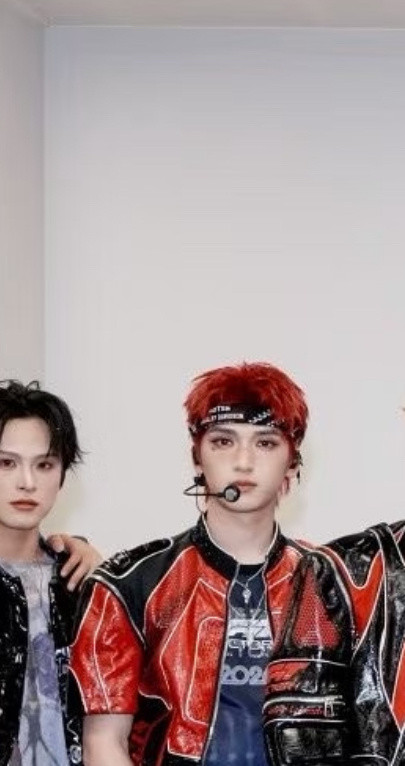 和伴舞老师们合照的小严🥺浓颜奇迹啊…腾讯音乐由你榜SomeonetoLo
