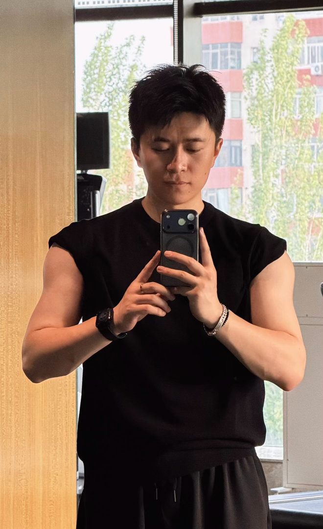 就说黑色显瘦么袖子一放下来NND，今天白练了毫无痕迹健身打卡