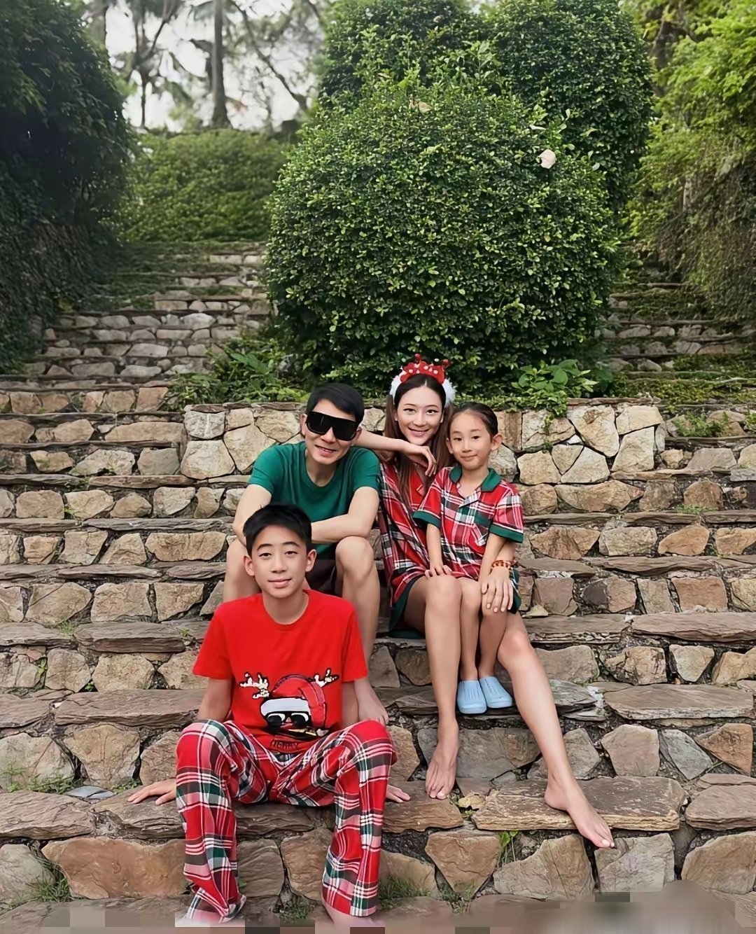 陈小春和应采儿的全家福火出圈的是应采儿的脚