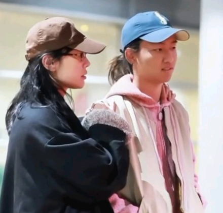 白百何带两个孩子回国我看了一下时间，不淡定了昨天星期二，今天星期三明星的孩