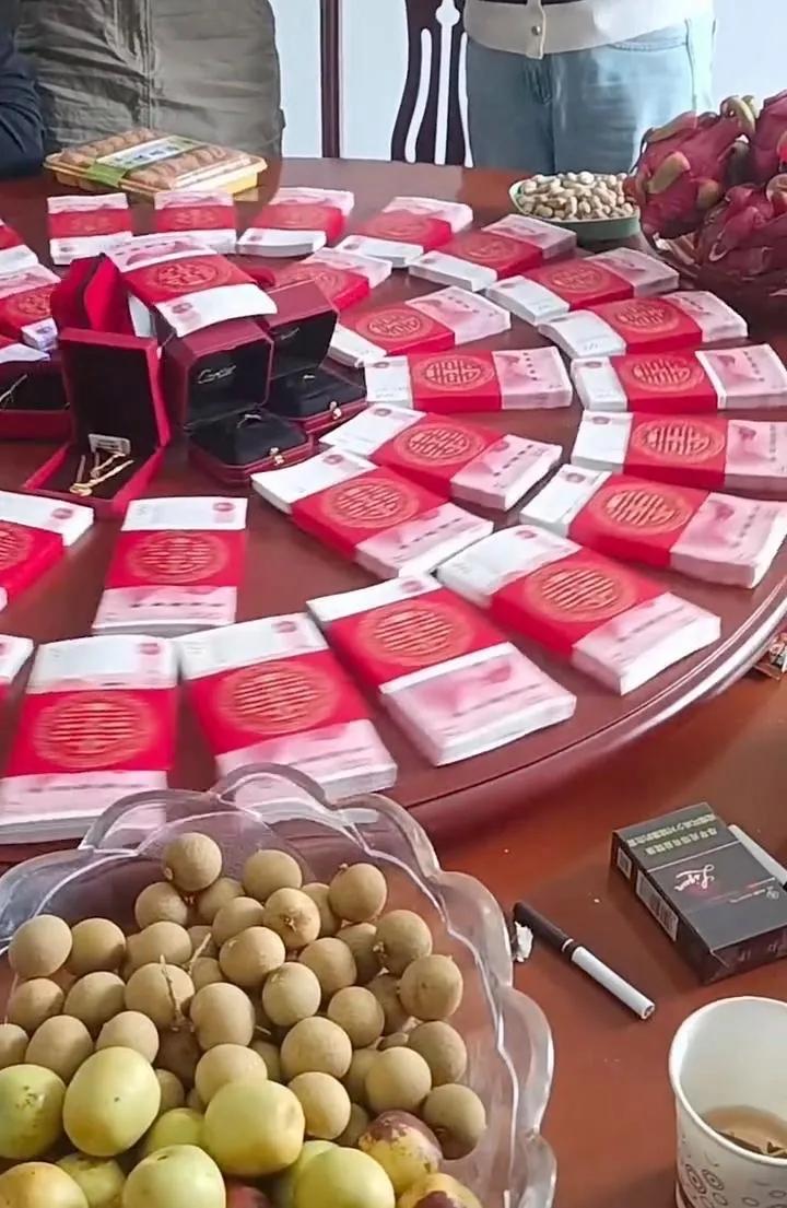 一女子跟男朋友谈了三年，说好了10万彩礼，但是结婚之际，她觉得10万太少，她想要