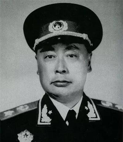 1938年，新四军司令陈世俊去买香烟时，结账时无意间看到看店老头的手腕。愣了一下