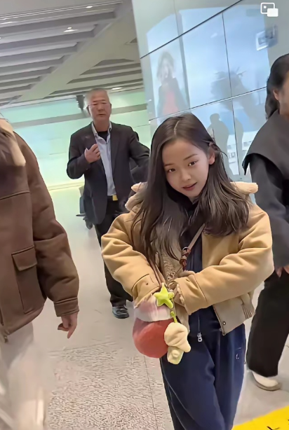 董璇女儿才8岁，已经跑通告、染头发、摆pose，动作比大人还熟练。​​镜头前她