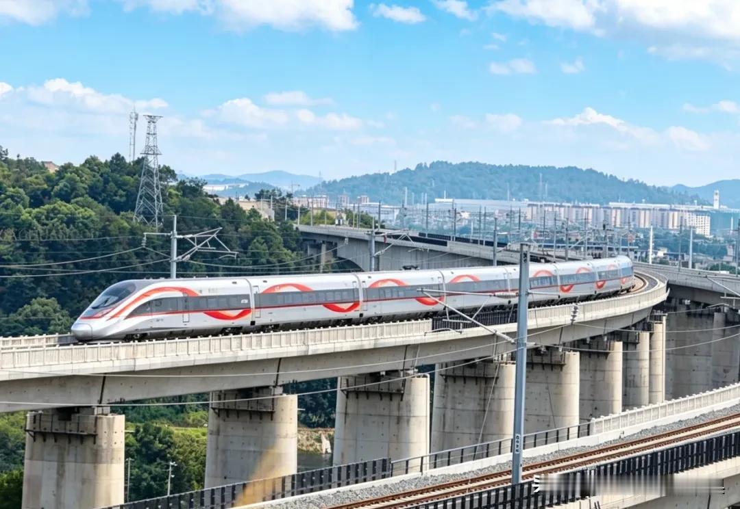 眼瞅着2026年只剩最后三个月，铁路圈的“年底开工潮”今年有点冷。实质性开工的新