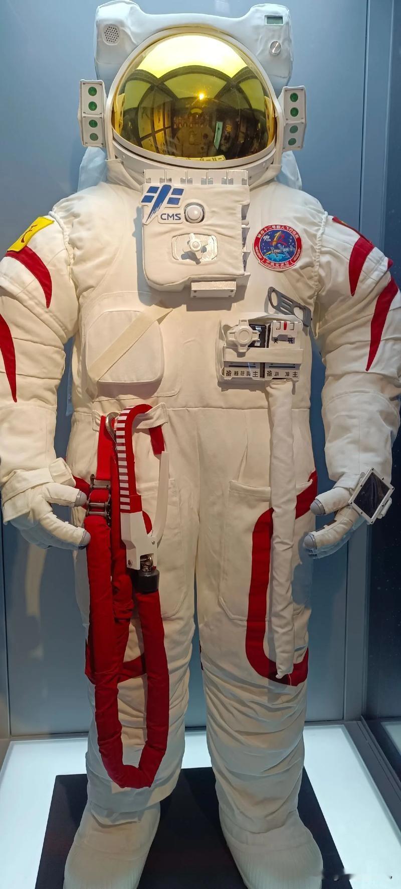 家人们，你以为宇航员在太空换衣服像在地球一样简单？错！尤其是出舱穿的舱外航天服，