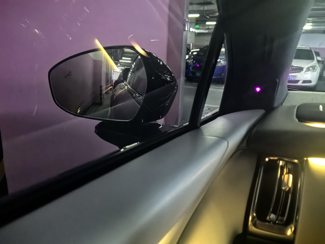 吐槽一下小鹏P7+的后视镜小鹏P7+靠近车窗旁边的出风口是银色漆面的，行车过程