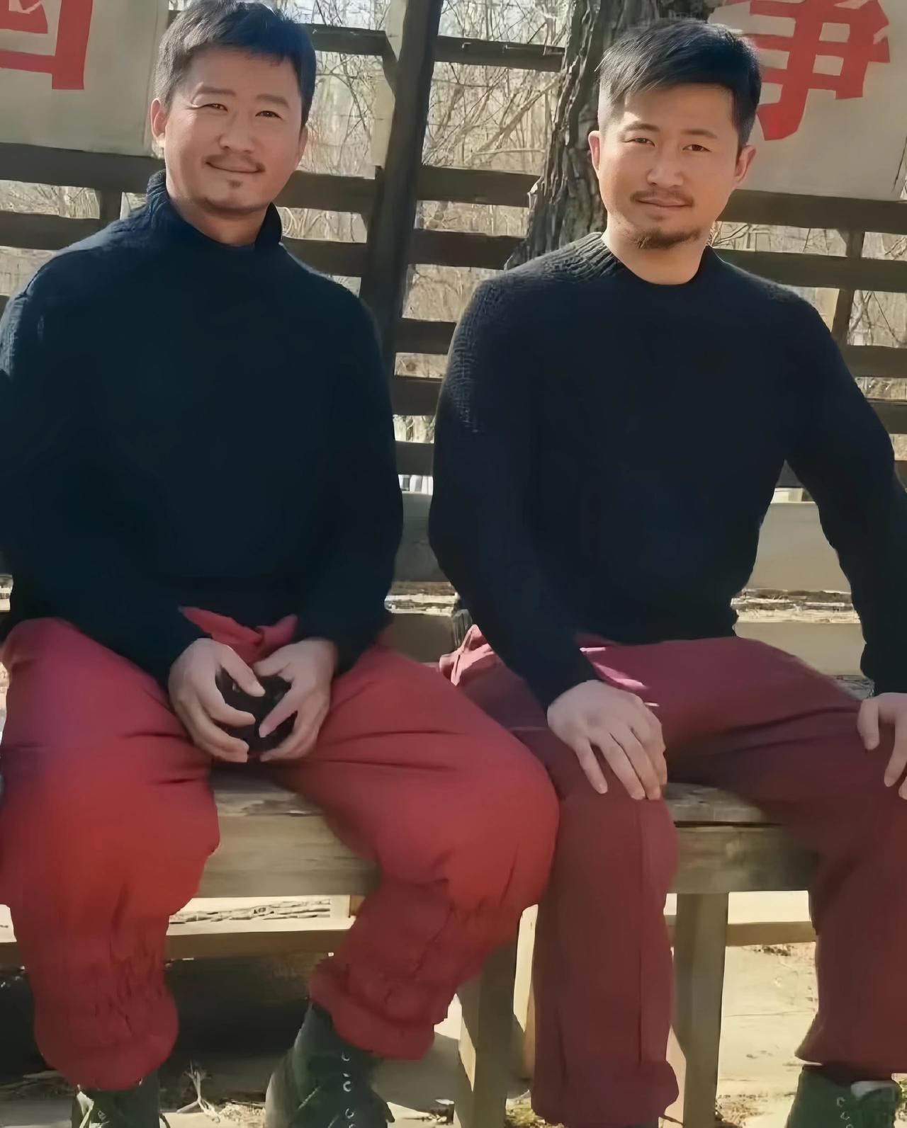 吴京跟他的替身在一起合影。两个人长的太像，我都快分别不出来了。