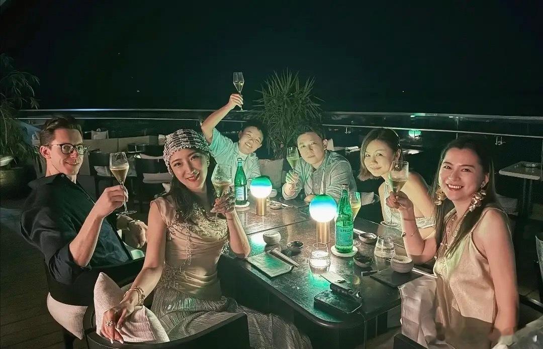 陈赫前妻在沙特过生日，39岁许婧和老公十指紧扣，男方185有胸肌！​​​